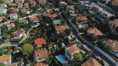 Güney Fransa'da masmavi deniz kenarı Nice kentinde yukarıdan evleri ve yollar çatılarda görülmektedir