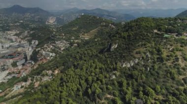 Güney Fransa'da masmavi deniz kenarı Nice kentinde yukarıdan evleri ve yollar çatılarda görülmektedir