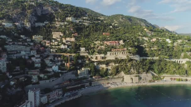 Güney Fransa'da masmavi deniz kenarı Nice kentinde yukarıdan evleri ve yollar çatılarda görülmektedir — Stok video