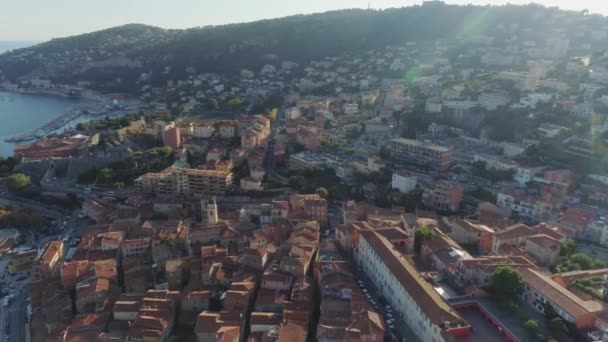 La ciudad de Niza en el sur de Francia en la costa azul es una vista desde arriba en los tejados de casas y carreteras — Vídeo de stock