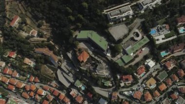 Güney Fransa'da masmavi deniz kenarı Nice kentinde yukarıdan evleri ve yollar çatılarda görülmektedir