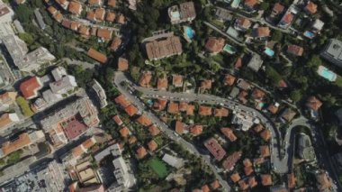 Güney Fransa'da masmavi deniz kenarı Nice kentinde yukarıdan evleri ve yollar çatılarda görülmektedir