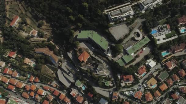 Die Stadt Nice im Süden Frankreichs an der azurblauen Küste ist ein Blick von oben auf die Dächer von Häusern und Straßen — Stockvideo