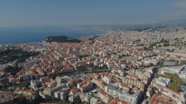 Güney Fransa'da masmavi deniz kenarı Nice kentinde yukarıdan evleri ve yollar çatılarda görülmektedir — Stok video