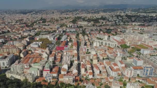 Güney Fransa'da masmavi deniz kenarı Nice kentinde yukarıdan evleri ve yollar çatılarda görülmektedir — Stok video