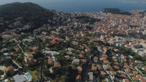 La ciudad de Niza en el sur de Francia en la costa azul es una vista desde arriba en los tejados de casas y carreteras — Vídeo de stock