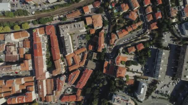 A cidade de Nice, no sul da França, na costa azul é uma vista de cima sobre os telhados de casas e estradas — Vídeo de Stock