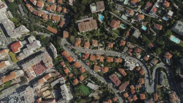 A cidade de Nice, no sul da França, na costa azul é uma vista de cima sobre os telhados de casas e estradas — Vídeo de Stock