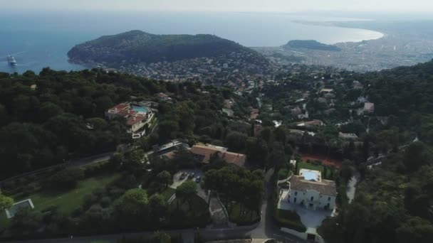 在蔚蓝海岸的法国南部的尼斯城市是从上面的看法在屋顶的房子和道路 — 图库视频影像