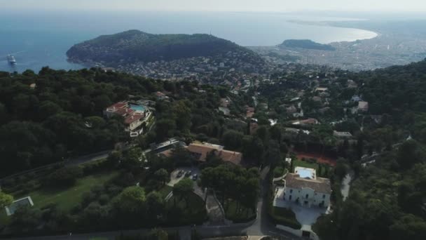 La città di Nizza nel sud della Francia sulla costa azzurra è una vista dall'alto sui tetti di case e strade — Video Stock