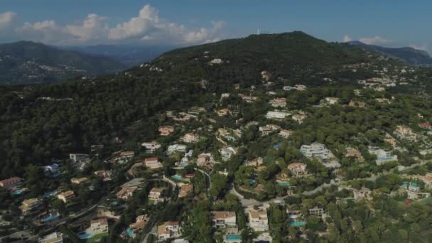 Город Ницца на юге Франции на лазурном побережье представляет собой вид сверху на крыши домов и дорог — стоковое видео