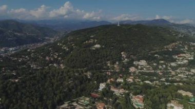 Güney Fransa'da masmavi deniz kenarı Nice kentinde yukarıdan evleri ve yollar çatılarda görülmektedir