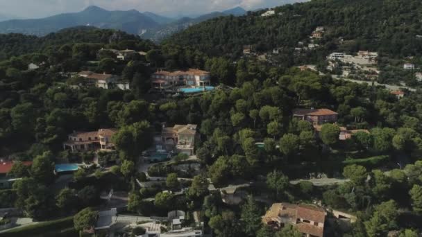 La ciudad de Niza en el sur de Francia en la costa azul es una vista desde arriba en los tejados de casas y carreteras — Vídeo de stock