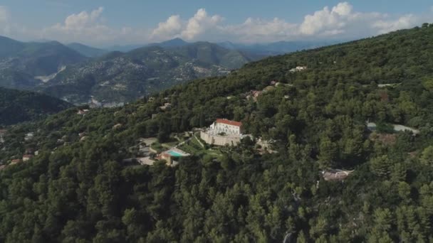 La ciudad de Niza en el sur de Francia en la costa azul es una vista desde arriba en los tejados de casas y carreteras — Vídeos de Stock