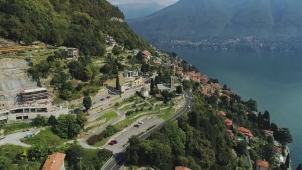 Como sjön italienska rivieran hus drone flyg nära bergen, drone 4k natur flyg — Stockvideo