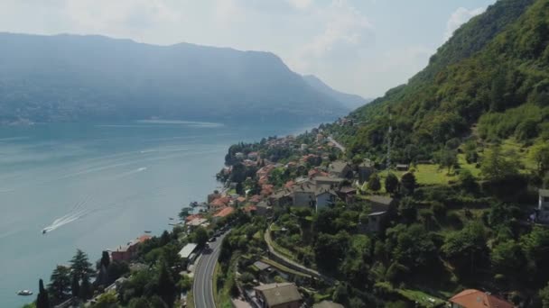Итальянское озеро Комо проехало по горной дороге в городе серпантин — стоковое видео