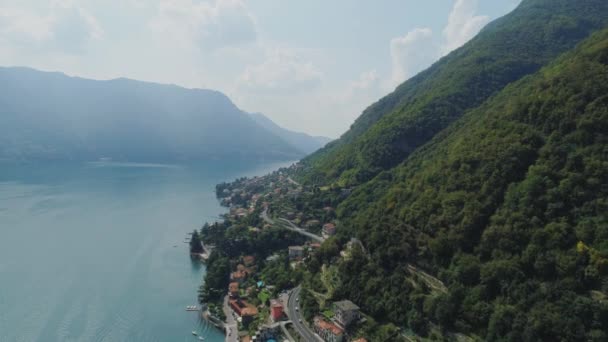 Lago Como Costa Italiana casas drone vuelo cerca de las montañas, drone 4k vuelo de la naturaleza — Vídeos de Stock