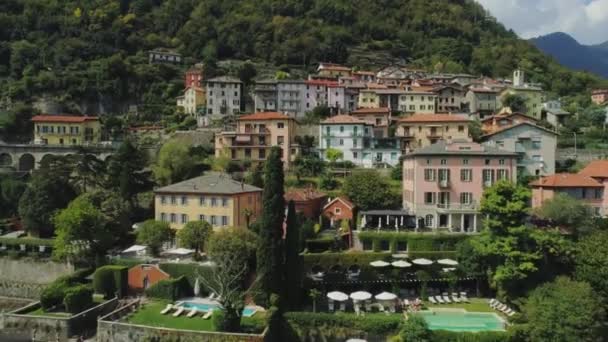 Lago Como Costa Italiana casas drone vuelo cerca de las montañas, drone 4k vuelo de la naturaleza — Vídeos de Stock