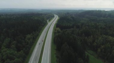Autobahn Almanya'da araçlarda sürüş güzel yol hızlı