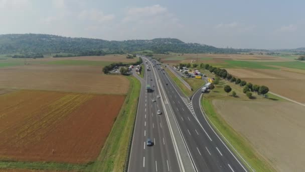 Αυτοκίνητα στην Autobahn στη Γερμανία γρήγορη οδήγηση όμορφο δρόμο — Αρχείο Βίντεο