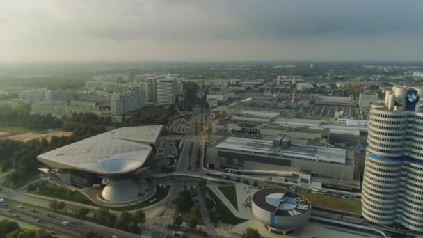 Museo della BMW a Monaco e torre TV drone volo — Video Stock
