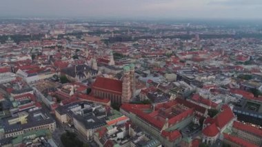Çatılarda evleri ve şehir manzaralı bir şehir akşam uçakla Münih