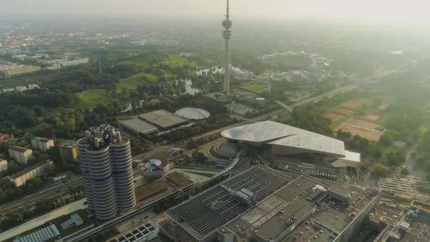 Bmw-museum in münchen und fernsehturm drohnenflug — Stockvideo