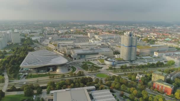 Музей BMW в Мюнхене и полет беспилотника на телебашне — стоковое видео