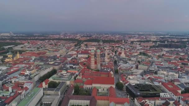 Monachium w lotu wieczorem na miasto z widokiem na dachy domów i miasta — Wideo stockowe