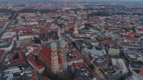 München i kvällsflyg på en stad med utsikt över takåsarna i husen och staden — Stockvideo