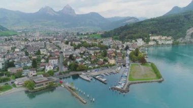 Mavi göl Drone uçuş Brunnen, İsviçre dağlarında şehir