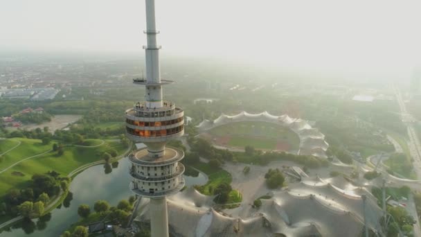 Torre de televisión Munich al amanecer sol de la mañana volando en el helicóptero — Vídeos de Stock