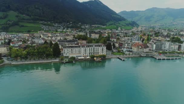 Schweiziska Brunnen city blå sjön sommaren bergen Drone flyg — Stockvideo
