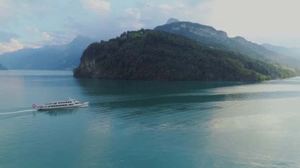 Barco de pasajeros en el lago de montaña de Suiza — Vídeo de stock