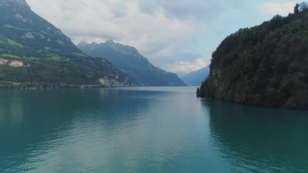 Zwitserse Brunnen blauwe Berg Lake Europa natuur drone vlucht — Stockvideo