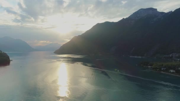 Zwitserse zonsondergang Brunnen blauwe Berg Lake Europa natuur drone vlucht — Stockvideo