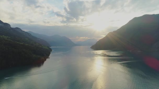 Schweizer sonnenuntergang brunnen blau bergsee europa natur drohnenflug — Stockvideo