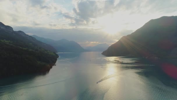 Svájci Sunset Brunnen kék hegyi tó Európa természet drone repülés — Stock videók