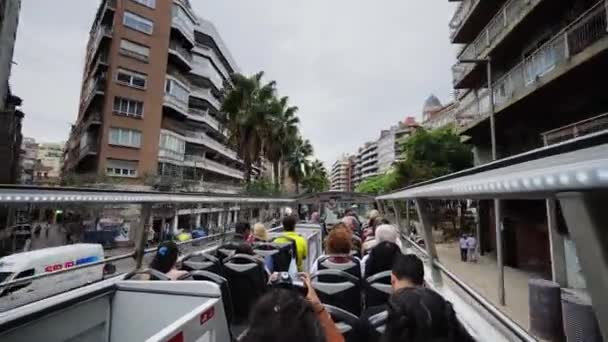 Barcelona stadtbesichtigung busrundfahrt straßen in katalonien spanien historisches stadtbild europa architektur — Stockvideo