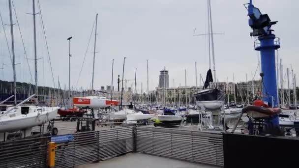 港通りカタルーニャ スペイン歴史的景観ヨーロッパ建築でのバルセロナ市ヨット — ストック動画