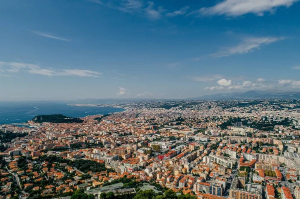 Trevlig stad i södra Frankrike på azure kusten en vy ovanifrån Drone panorama — Stockfoto