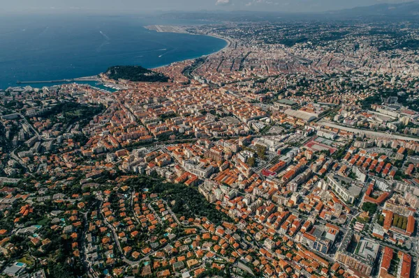 Trevlig stad i södra Frankrike på azure kusten en vy ovanifrån Drone panorama — Stockfoto