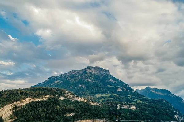 Ελβετική λίμνη βουνό φύση κηφήνας εναέρια φωτογραφία πανόραμα — Φωτογραφία Αρχείου