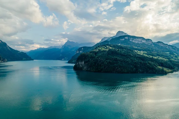 Swiss Mountain Lake natureza Drone aéreo foto panorama — Fotografia de Stock