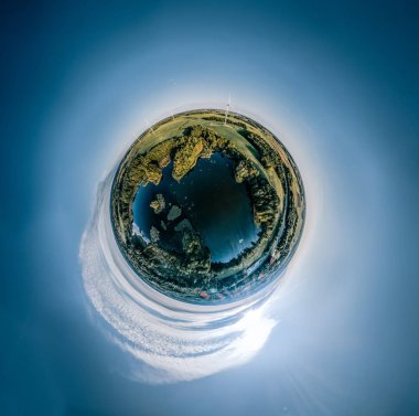 Mavi göl yeşil alan ve orman doğa Litvanya