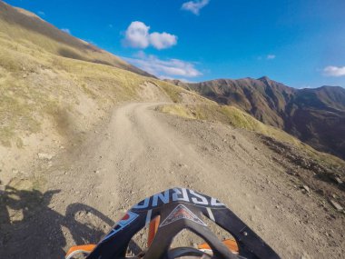Enduro yolculuk Caucasus doğada yüksek dağlarda kir bisiklet ile