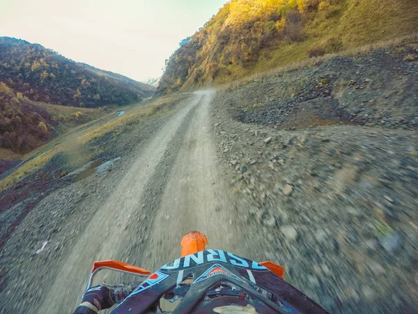 Enduro-Reise mit dem Dirt-Bike im Hochgebirge in kaukasischer Natur — Stockfoto