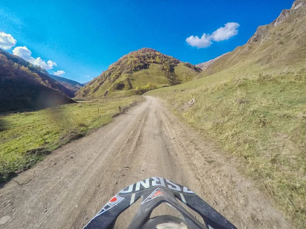 Enduro viaggio con bici da cross in alta montagna nella natura del Caucaso — Foto Stock