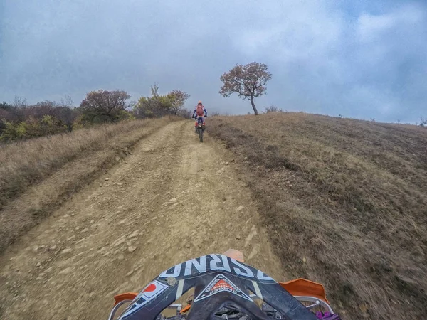 Enduro yolculuk Caucasus doğada yüksek dağlarda kir bisiklet ile — Stok fotoğraf