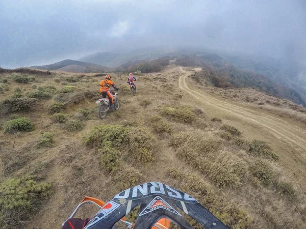 Enduro resan med smuts cykeln i kickberg Caucasus natur — Stockfoto